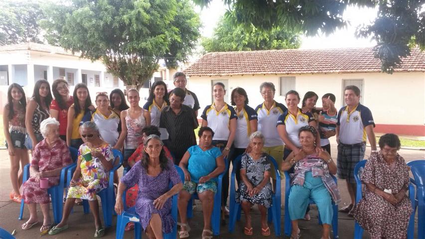  LANCHE NA VILA VICENTINA DE ABAETÉ NA TARDE DO DIA 31 DE OUTUBRO DE 2015