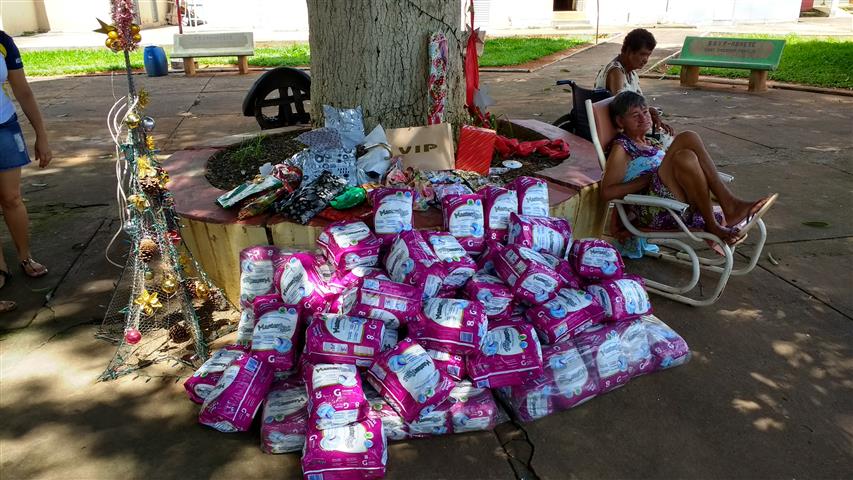  LANCHE NA VILA VICENTINA DE ABAETÉ COM PRESENTES DE NATAL NA TARDE DO DIA 31 DE DEZEMBRO DE 2016