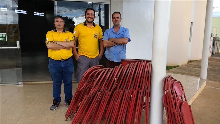  AÇÃO SOLIDÁRIA DO LIONS CLUBE DE ABAETÉ, DOAÇÃO DE MESAS E CADEIRAS PARA O TEMPLO MARANO DO AMANHECER NO DIA 10 DE FEVEREIRO DE 2017